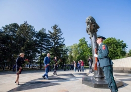 Высшее руководство страны возложило венки к мемориалу «Вечность»