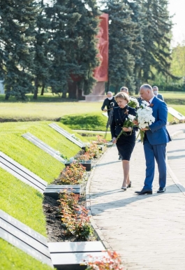 Высшее руководство страны возложило венки к мемориалу «Вечность»