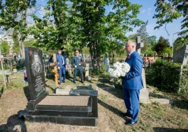 Conducerea de vîrf a țării a depus flori la Memorialul „Eternitate”