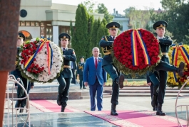 Высшее руководство страны возложило венки к мемориалу «Вечность»