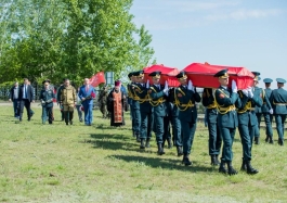 Глава государства принял участие в церемонии захоронения останков 45 воинов Красной армии