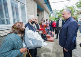 Igor Dodon a înmînat Ordinul Republicii unui antrenor emerit la box și unui veteran al Marelui Război pentru Apărarea Patriei