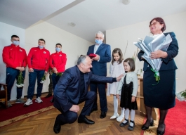 Igor Dodon a înmînat Ordinul Republicii unui antrenor emerit la box și unui veteran al Marelui Război pentru Apărarea Patriei