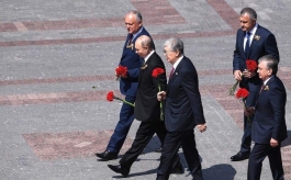 Igor Dodon laid flowers at Tomb of Unknown Soldier in Alexander Garden, Moscow