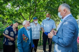 Igor Dodon a înmânat Ordinul Republicii veteranului Vasilii Tanaseiciuc