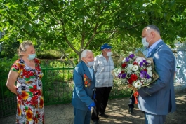 Igor Dodon a înmânat Ordinul Republicii veteranului Vasilii Tanaseiciuc