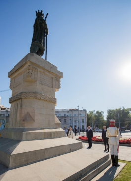 Высшее руководство страны возложило цветы к памятнику Стефану Великому