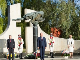 Conducerea de vârf a ţării a depus flori la monumentul „Maica Îndurerată” de la Complexul Memorial „Eternitate”