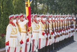 Высшее руководство страны возложило цветы к памятнику «Скорбящая мать» на мемориальном комплексе «Вечность»