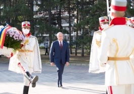 Высшее руководство страны возложило цветы к памятнику «Скорбящая мать» на мемориальном комплексе «Вечность»