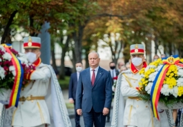 Președintele Republicii Moldova a depus flori la Monumentul lui Ștefan cel Mare și Sfînt cu prilejul Zilei Independenței 