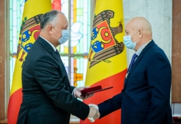 Igor Dodon a înmânat înalte distincții de stat mai multor angajați ai sistemului de sănătate