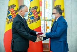 Igor Dodon a înmânat înalte distincții de stat mai multor angajați ai sistemului de sănătate