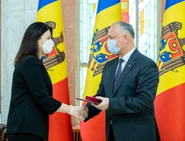 Igor Dodon a înmânat înalte distincții de stat mai multor angajați ai sistemului de sănătate