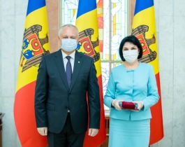 Igor Dodon a înmânat înalte distincții de stat mai multor angajați ai sistemului de sănătate