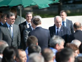 President Nicolae Timofti lays flowers at monument to Soviet-era deportations victims