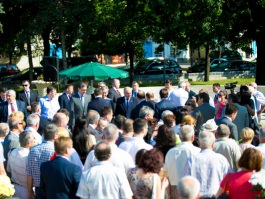 President Nicolae Timofti lays flowers at monument to Soviet-era deportations victims