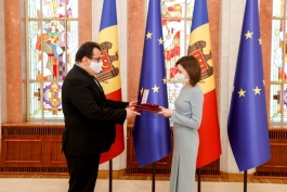 Președintele Maia Sandu i-a conferit „Ordinul de Onoare” Ambasadorului UE în Republica Moldova, Peter Michalko