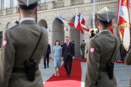 Președintele Republicii Moldova, Maia Sandu, a fost întâmpinată cu onoruri militare de către Președintele Republicii Polone, Andrzej Duda