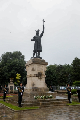 Președintele Maia Sandu a depus flori la monumentul lui Ștefan cel Mare și Sfânt