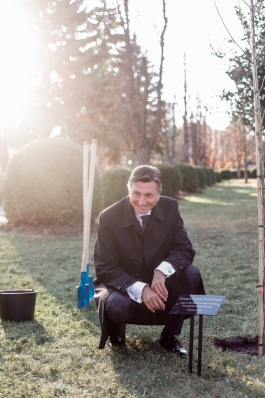 Președinții Maia Sandu și Borut Pahor au discutat cu un grup de tineri și au plantat arbori la Grădina Botanică 