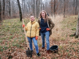 Președinta Maia Sandu a participat la Campania de înverzire a plaiului, alături de un grup de tineri și vârstnici