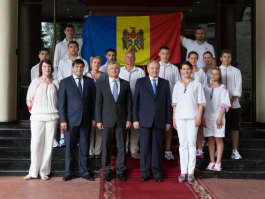 Moldovan president hands state flag to sportswoman