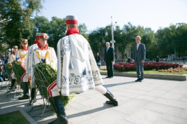 President Nicolae Timofti lays flowers at monument to Stefan cel Mare