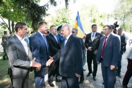 President Nicolae Timofti lays flowers at monument to Stefan cel Mare