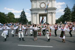 Președintele Nicolae Timofti a depus flori la monumentul domnitorului Ștefan cel Mare și Sfânt și la „Maica îndurerată”