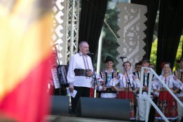 President Nicolae Timofti lays flowers at monument to Stefan cel Mare