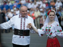 Президент Николае Тимофти возложил цветы к памятникам Штефану чел Маре и "Скорбящая мать"