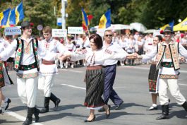 Президент Николае Тимофти возложил цветы к памятникам Штефану чел Маре и "Скорбящая мать"