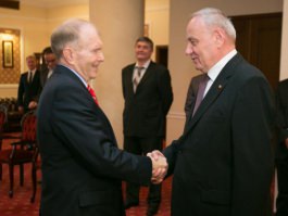 Moldovan president awards order of honour to U.S. ambassador