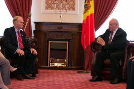 Președintele Republicii Moldova, Nicolae Timofti, i-a înmânat „Ordinul de Onoare” ambasadorului SUA, William Henry Moser