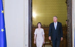 Președinta Maia Sandu a discutat despre asigurarea securității energetice a țării cu omologul său român, Klaus Iohannis