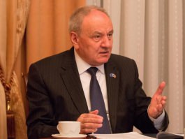 Moldovan president signs decree reconfirming four judges in office