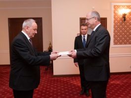 Moldovan president receives accreditation letters from four ambassadors