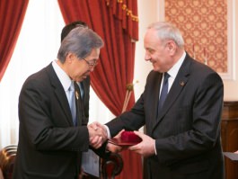 Președintele Republicii Moldova, Nicolae Timofti, i-a înmânat „Ordinul de Onoare” ambasadorului Japoniei, Toichi Sakata