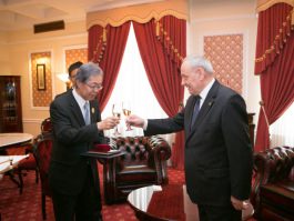 Președintele Republicii Moldova, Nicolae Timofti, i-a înmânat „Ordinul de Onoare” ambasadorului Japoniei, Toichi Sakata