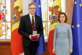 Președinta Maia Sandu a înmânat „Ordinul Republicii” colectivului Clubului Sportiv de Dans „Codreanca” și distincții de stat pentru antrenori