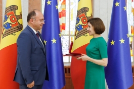 President Maia Sandu awarded the "Order of Honor" to the former Minister of Foreign Affairs of Romania, Bogdan Aurescu