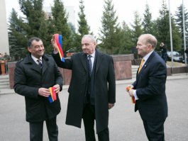 Președintele Nicolae Timofti a participat la ceremonia de donare a unui lot de tehnică militară din partea Guvernului SUA către Armata Națională