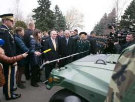 Președintele Nicolae Timofti a participat la ceremonia de donare a unui lot de tehnică militară din partea Guvernului SUA către Armata Națională