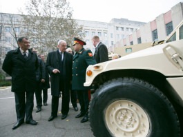 Președintele Nicolae Timofti a participat la ceremonia de donare a unui lot de tehnică militară din partea Guvernului SUA către Armata Națională