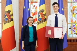 Șefa statului s-a întâlnit cu mai mulți elevi olimpici și le-a oferit Diplome de onoare