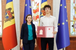 Șefa statului s-a întâlnit cu mai mulți elevi olimpici și le-a oferit Diplome de onoare