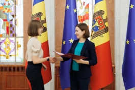 Șefa statului s-a întâlnit cu mai mulți elevi olimpici și le-a oferit Diplome de onoare