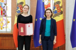 Șefa statului s-a întâlnit cu mai mulți elevi olimpici și le-a oferit Diplome de onoare