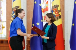 Șefa statului s-a întâlnit cu mai mulți elevi olimpici și le-a oferit Diplome de onoare